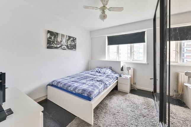 Flat Lowth Road in Greater London