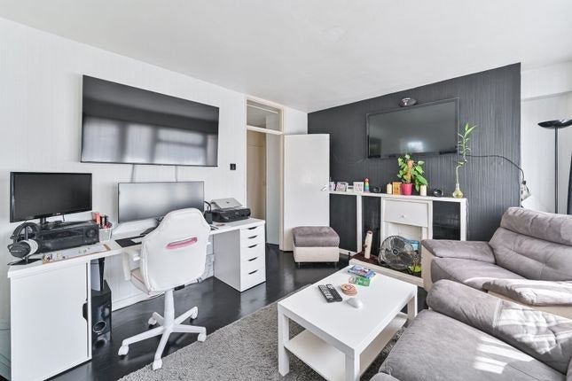 Flat Lowth Road in Greater London