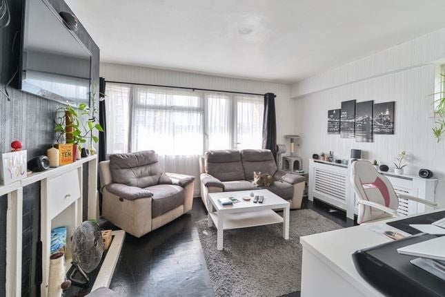 Flat Lowth Road in Greater London