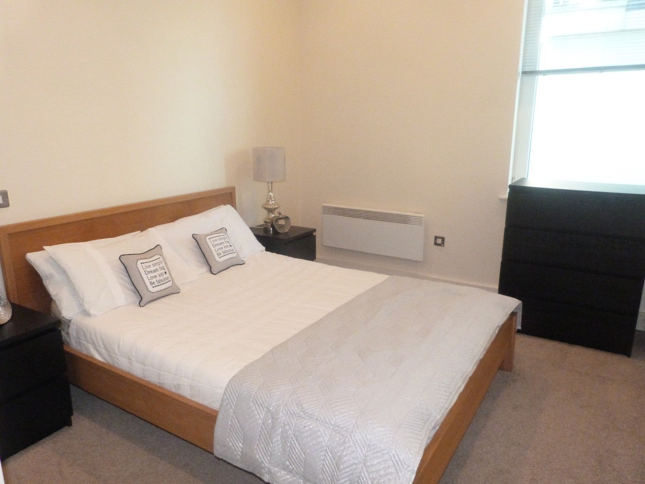 Flat Wapping High Street in Greater London