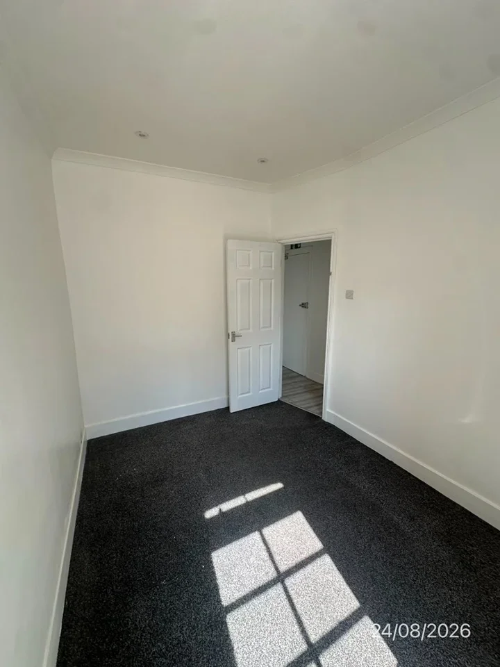Flat Ringwood Road in Greater London