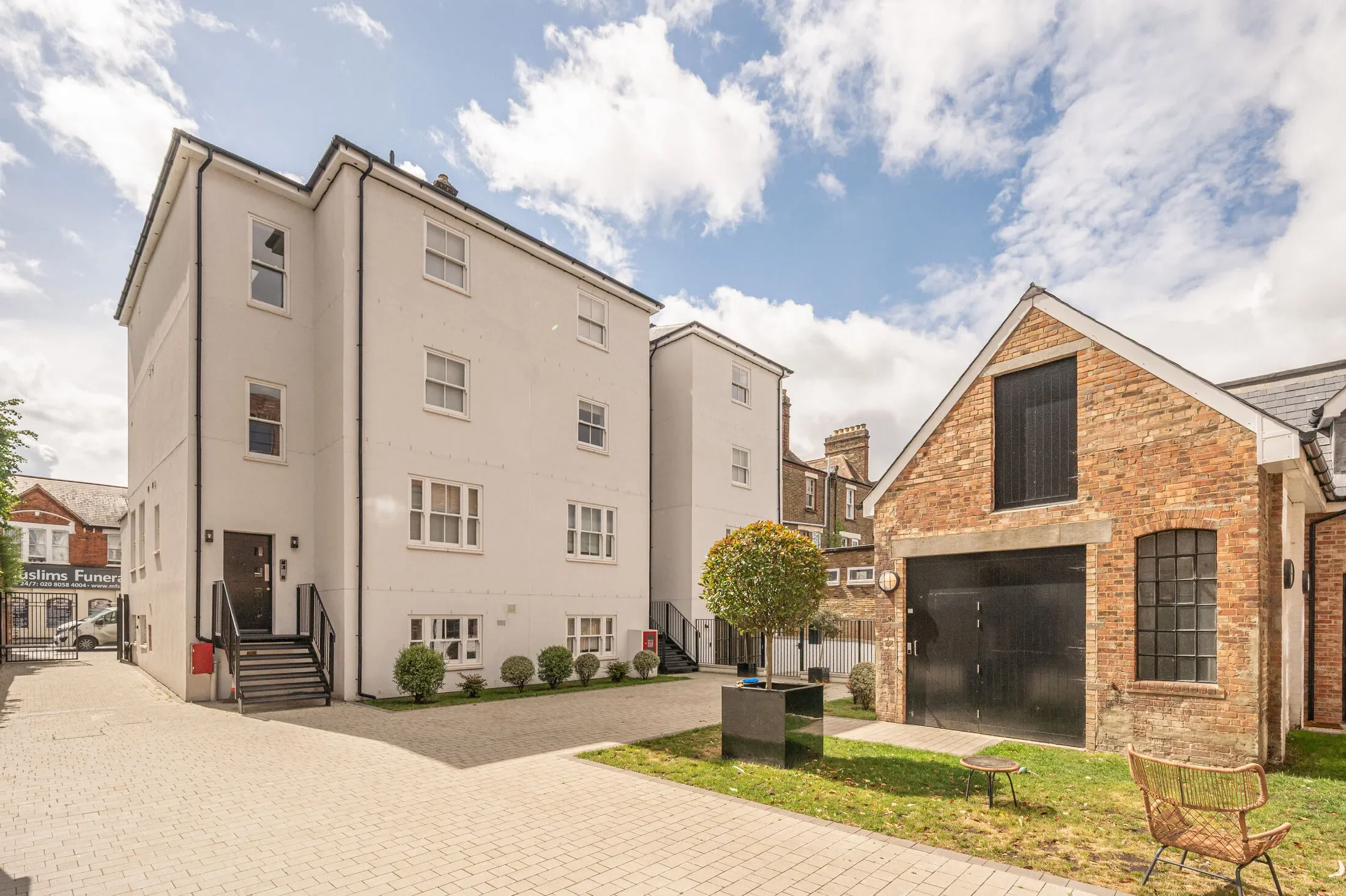 Flat Mitcham Lane in Greater London