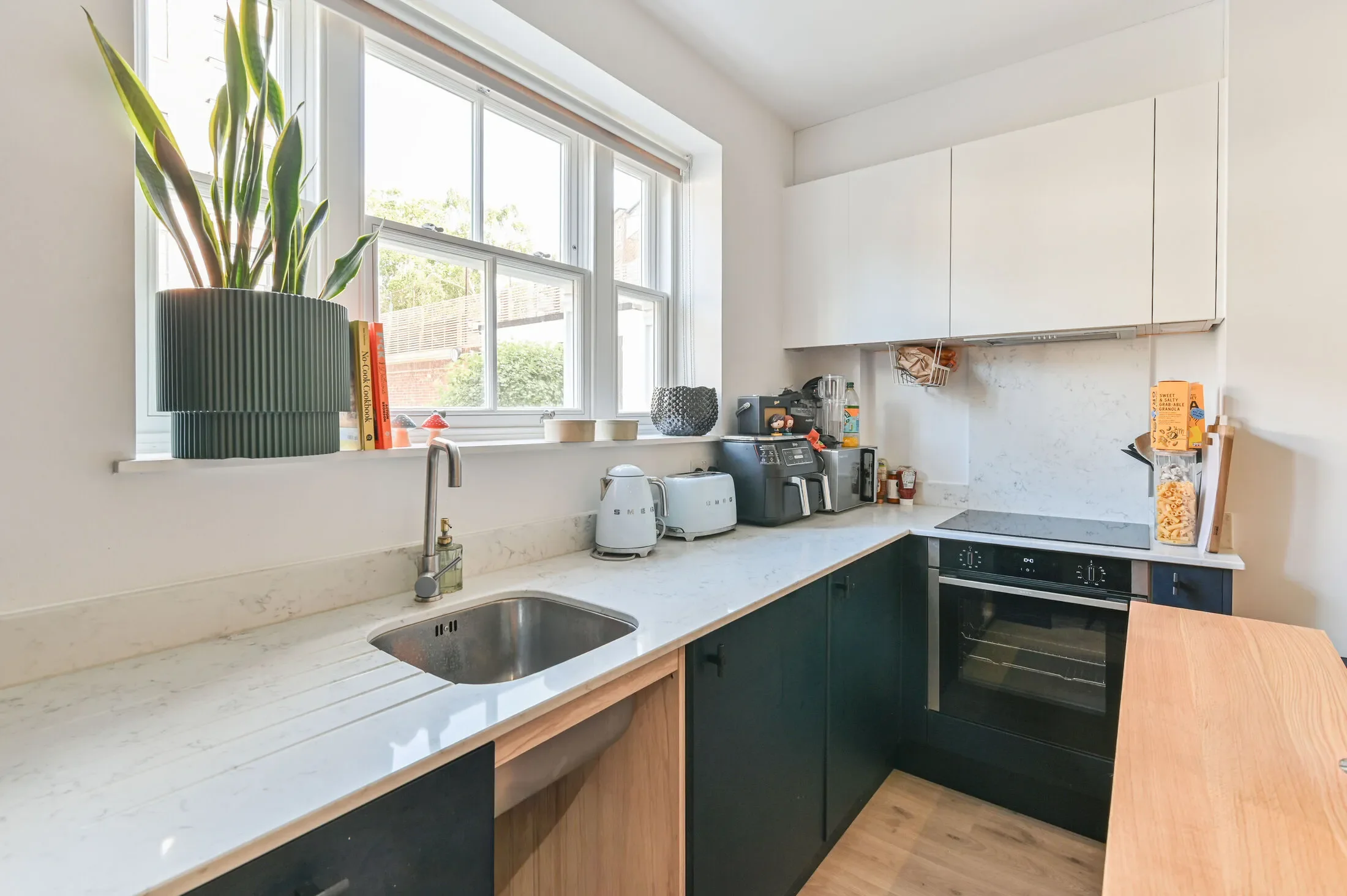Flat Mitcham Lane in Greater London