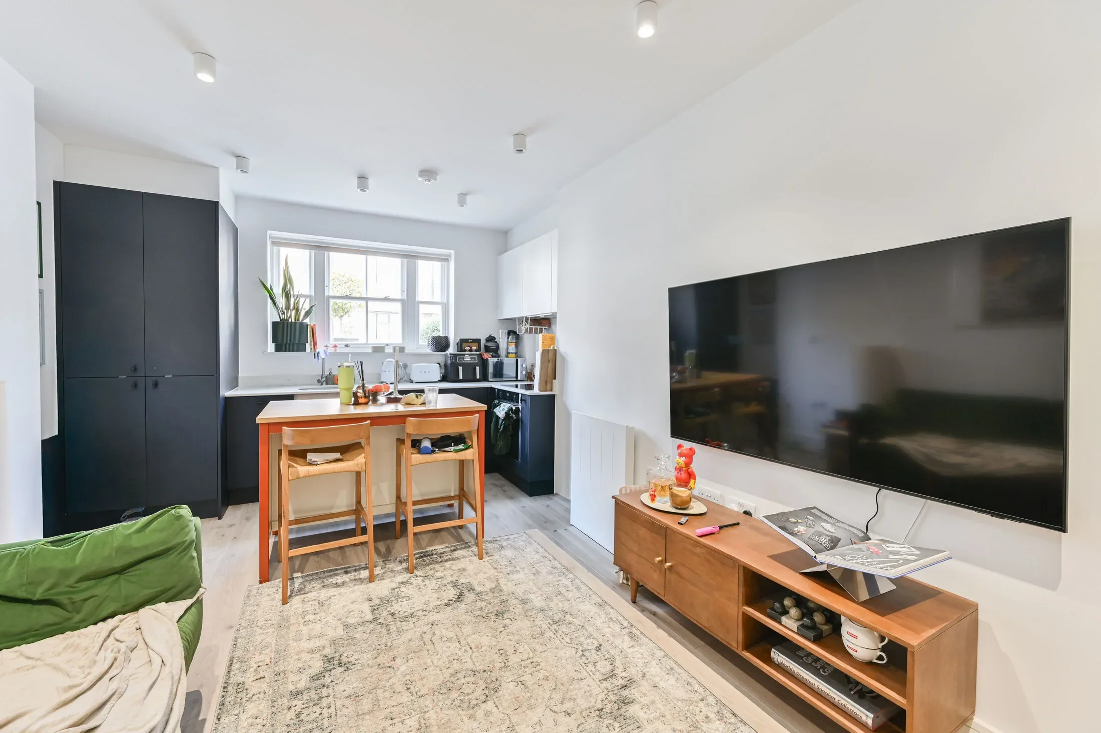 Flat Mitcham Lane in Greater London
