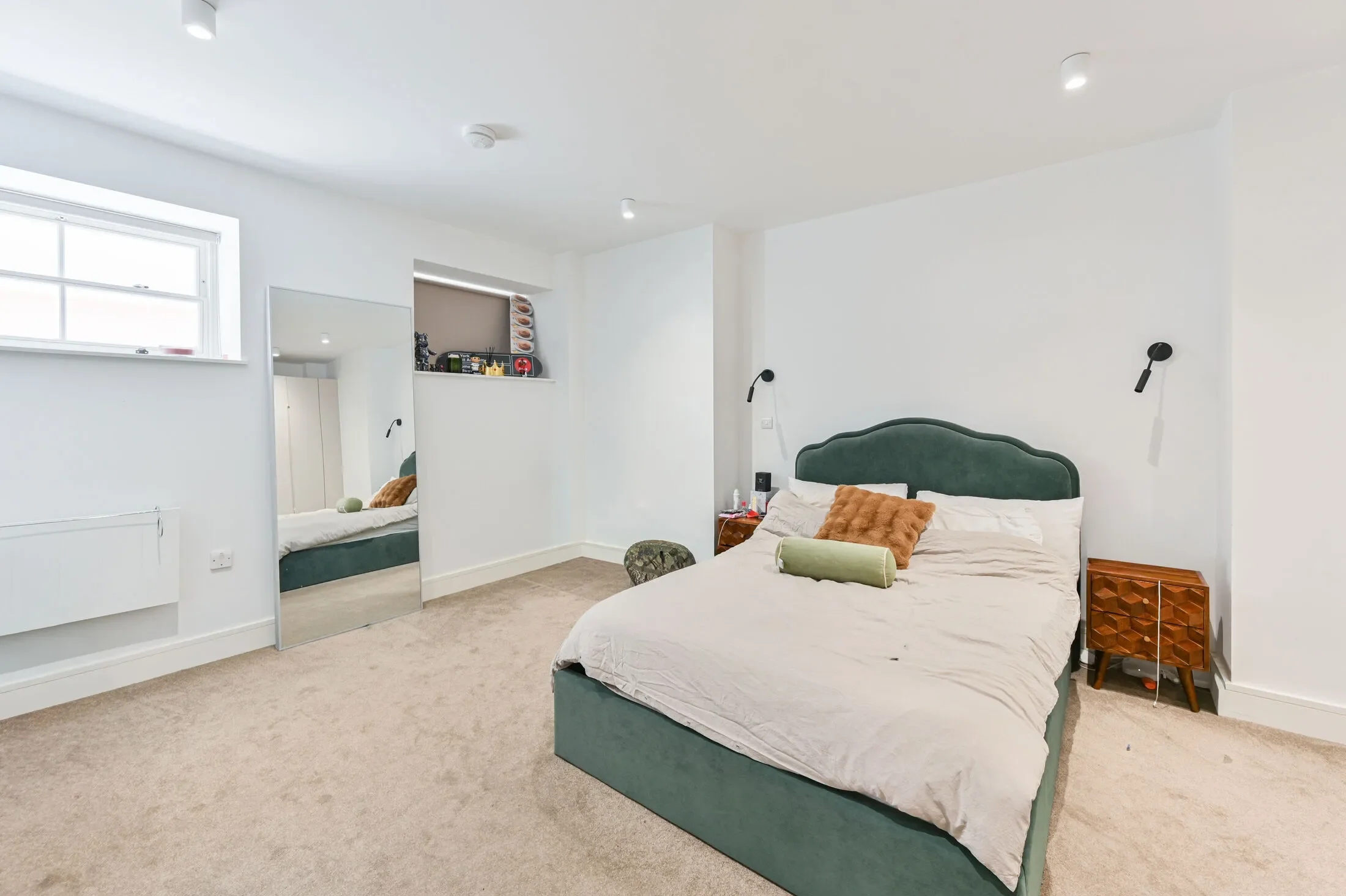 Flat Mitcham Lane in Greater London