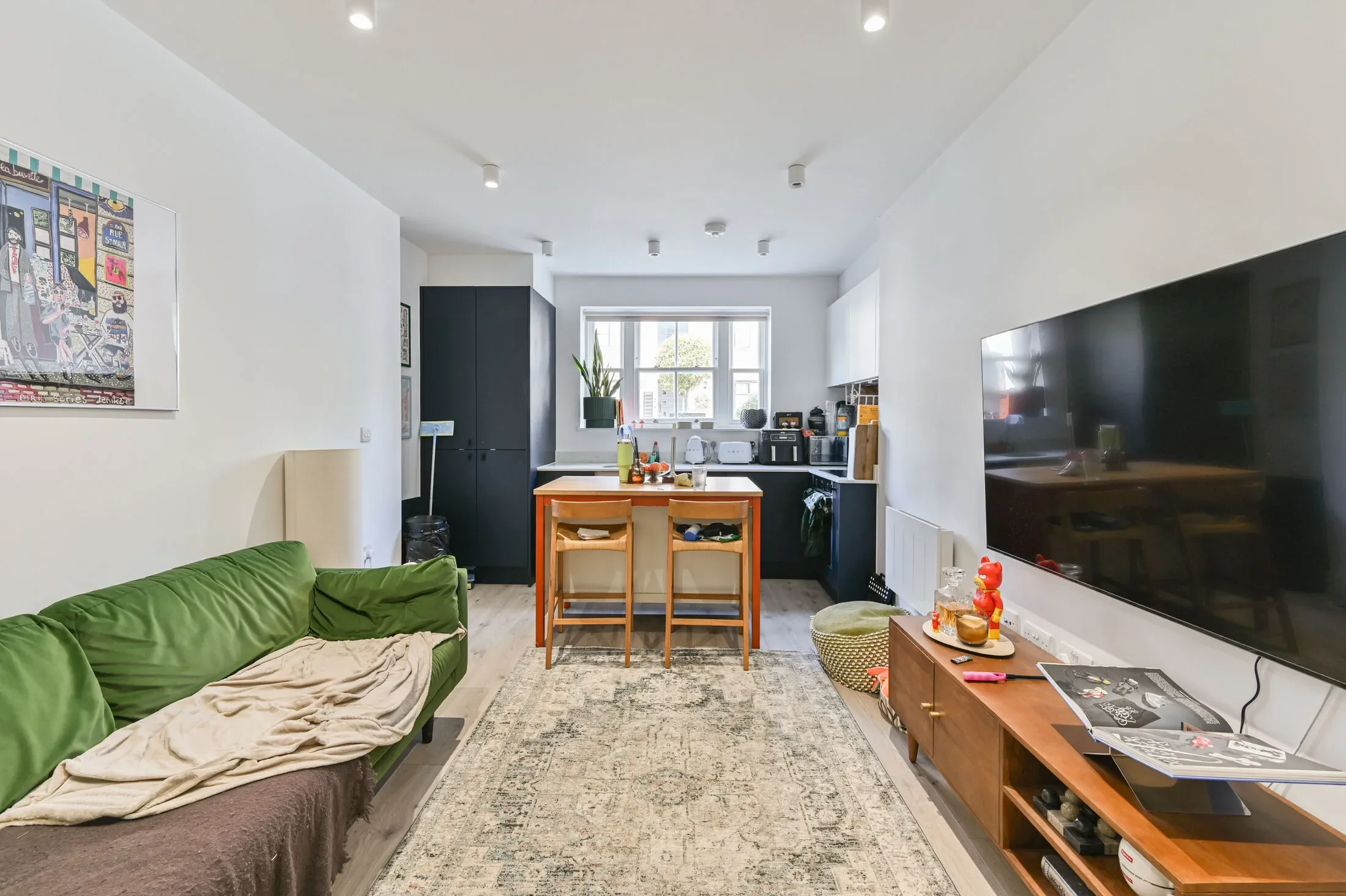 Flat Mitcham Lane in Greater London