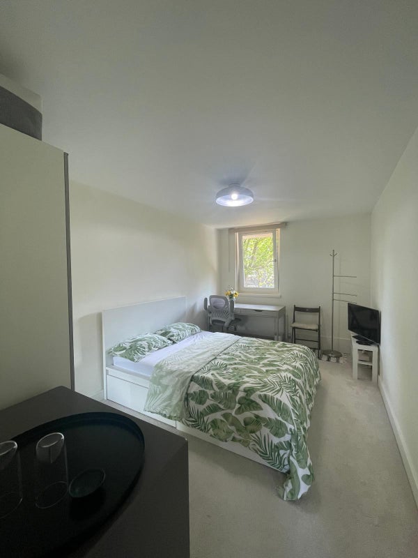 Room Burlington Close in City of Westminster