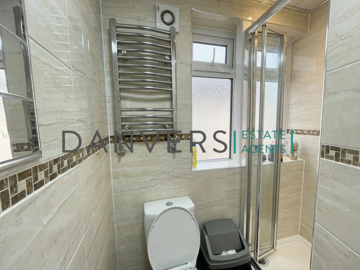 Room Dumbleton Avenue in Leicester