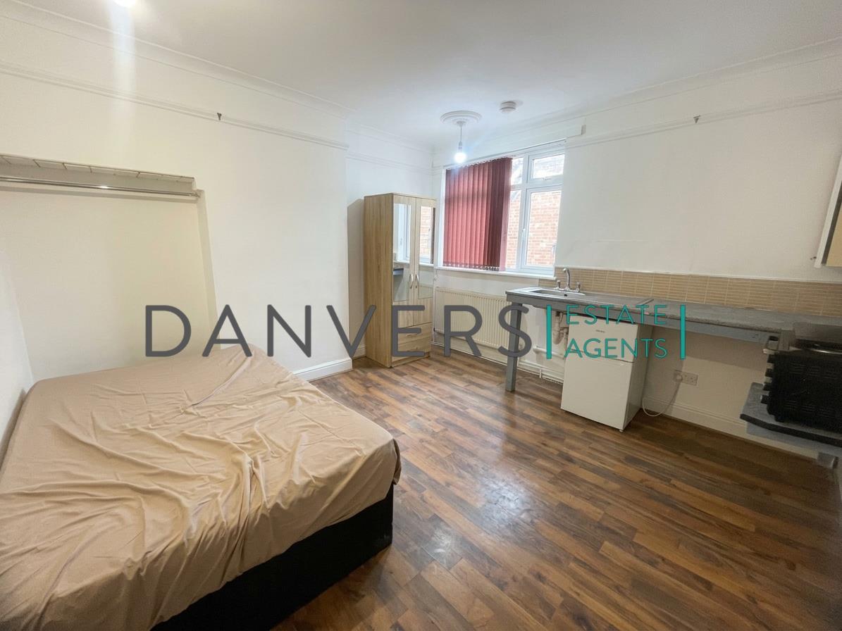 Room Dumbleton Avenue in Leicester