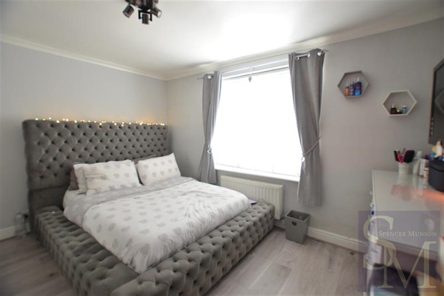Flat Warren Road in Greater London