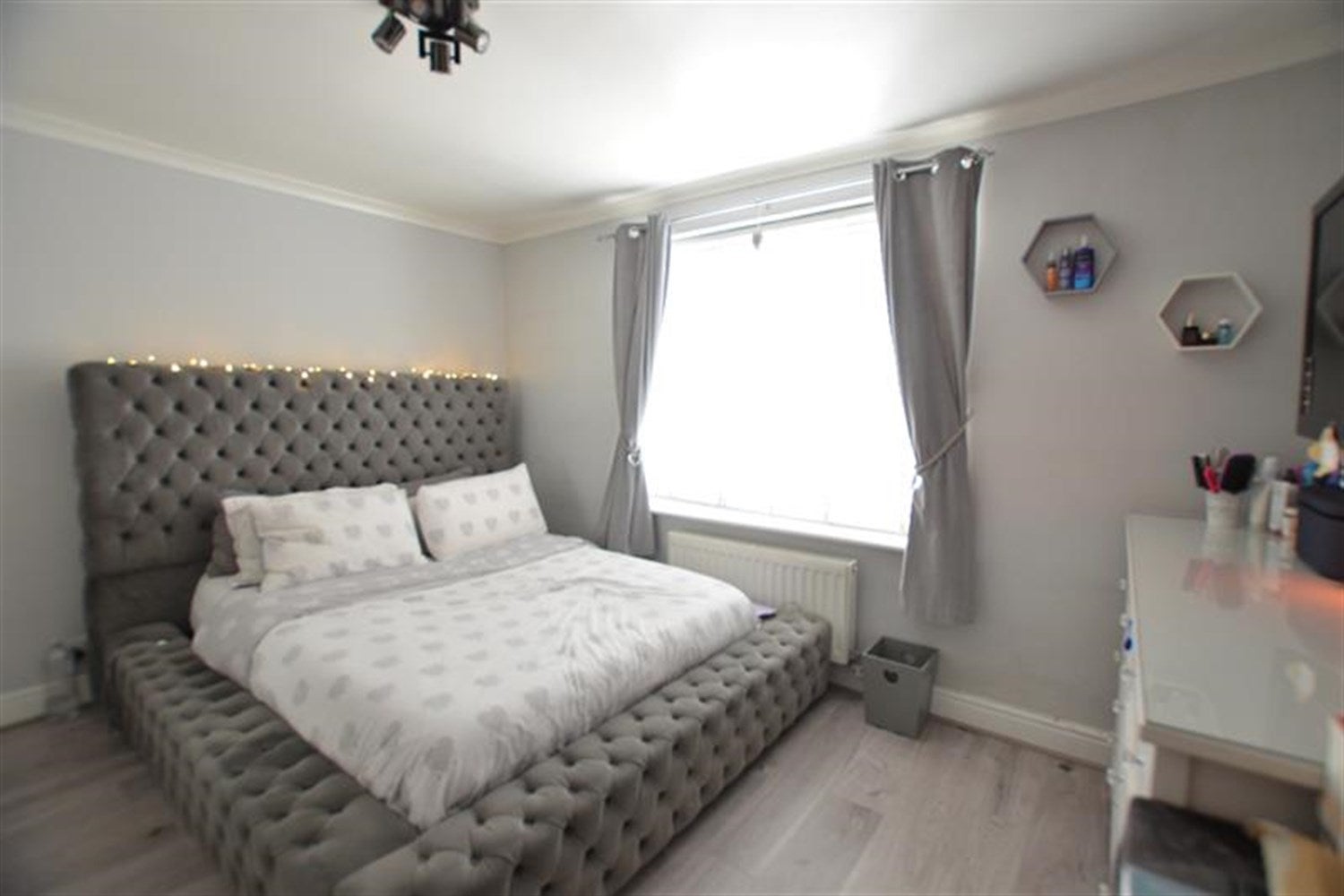 Flat Warren Road in Greater London