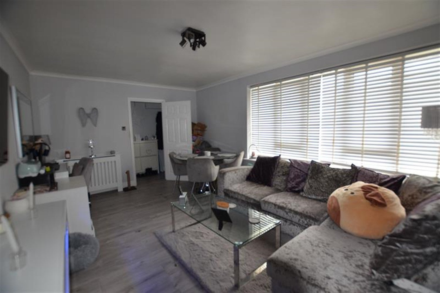 Flat Warren Road in Greater London
