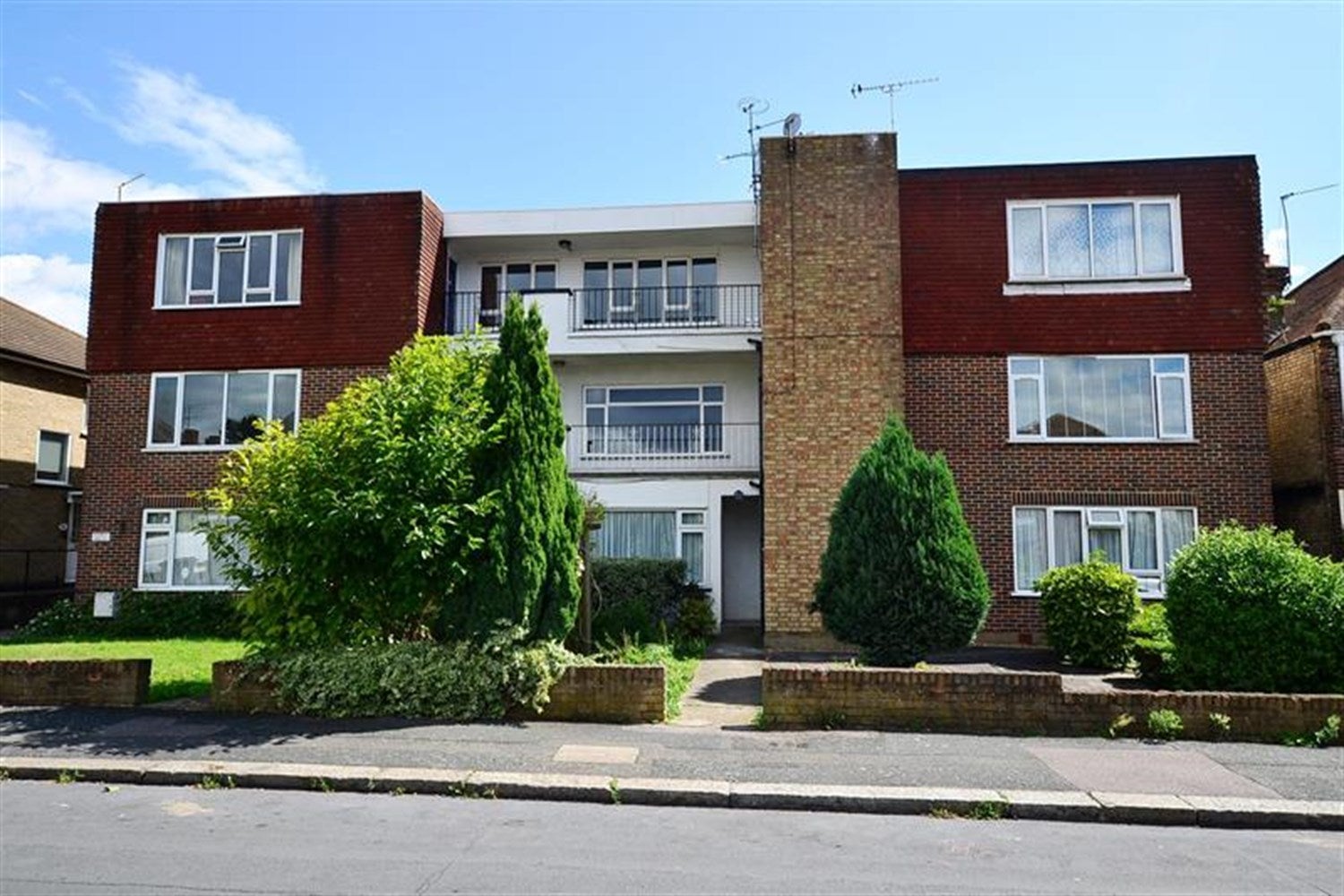 Flat Warren Road in Greater London