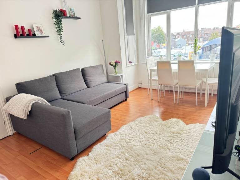 Flat Greenhill Road in Greater London