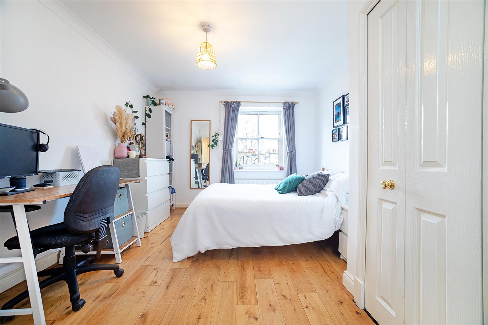 Flat Falmouth Road in Greater London