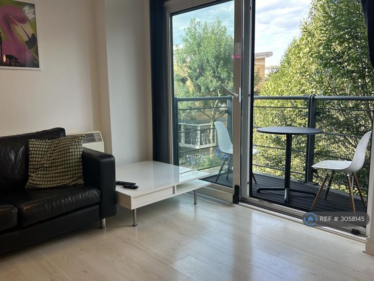 Flat Sheerness Mews in Greater London