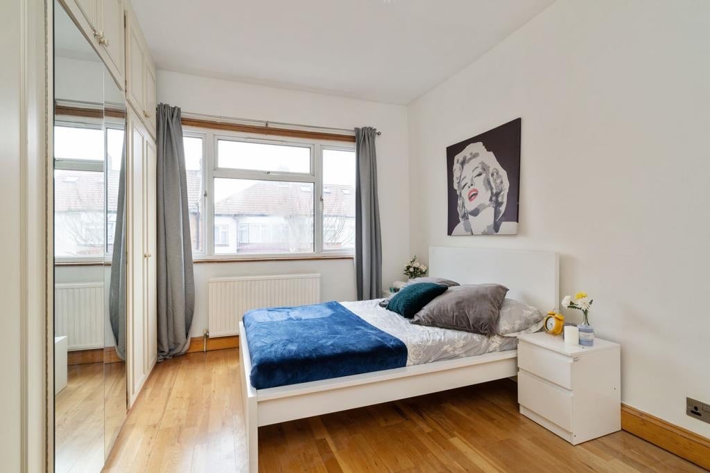 Room Sirdar Road in Greater London