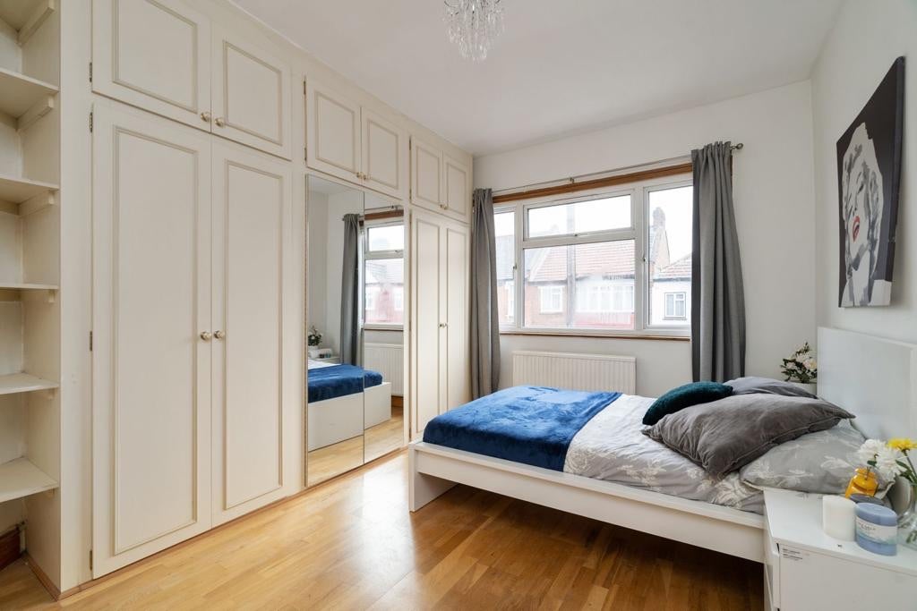 Room Sirdar Road in Greater London