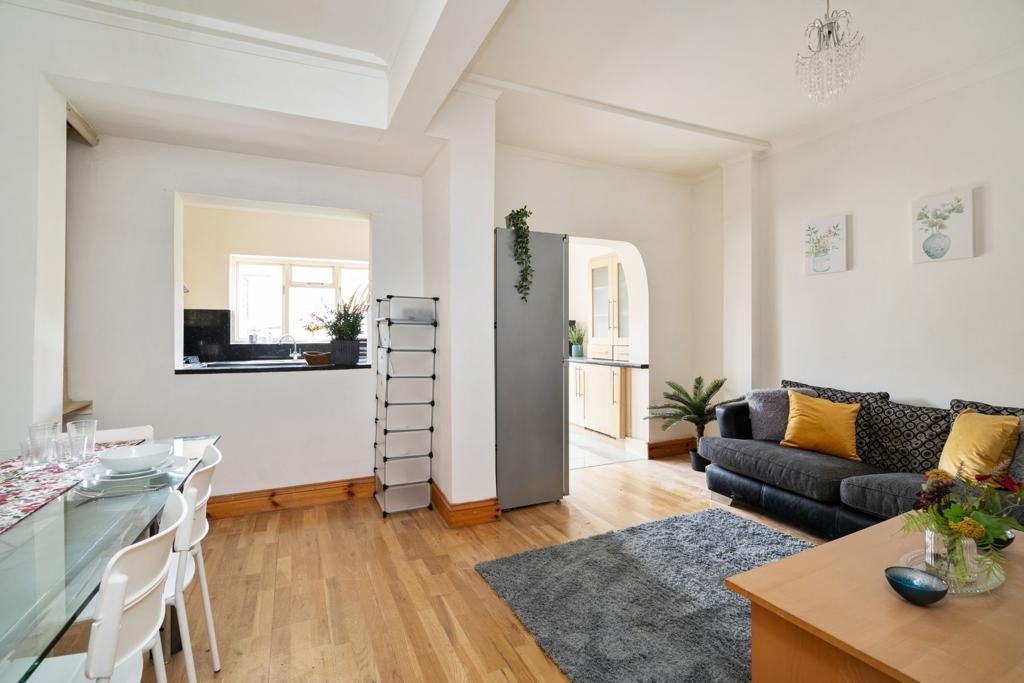 Room Sirdar Road in Greater London