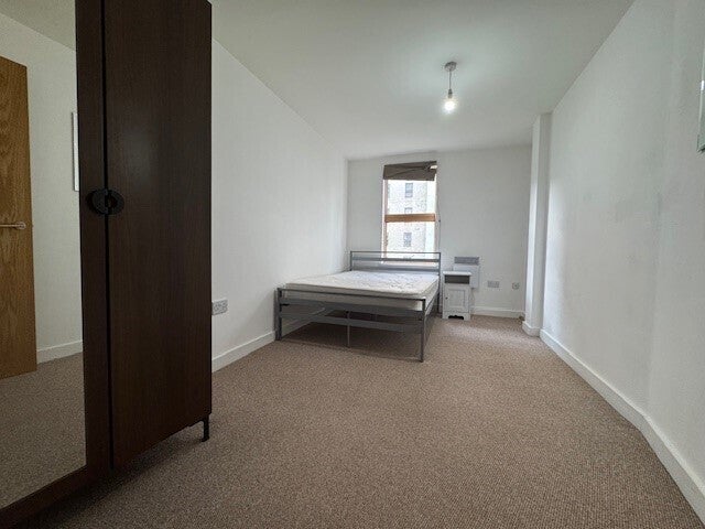 Flat Hornbeam Way in Manchester