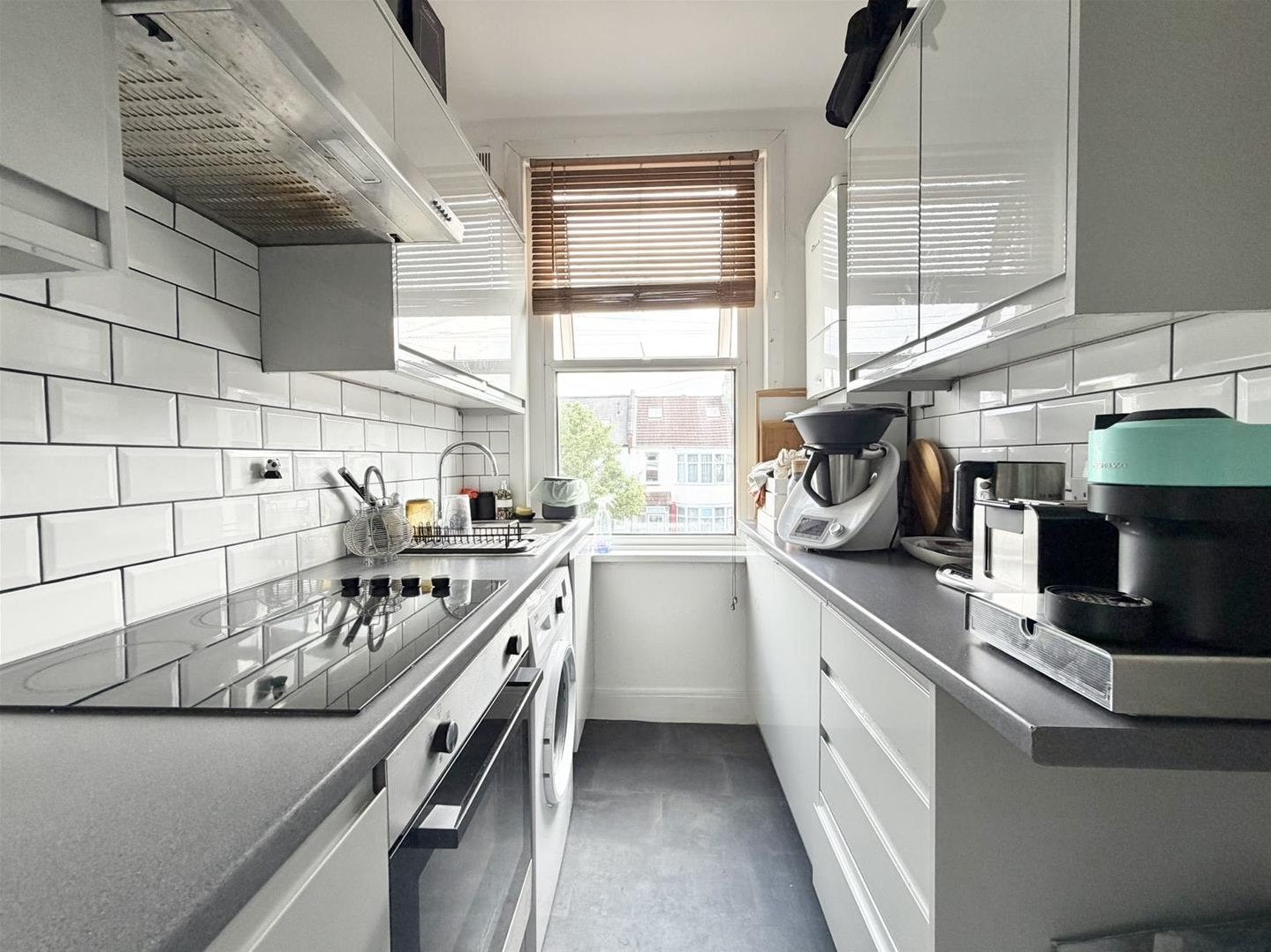 Flat Liddell Gardens in Greater London