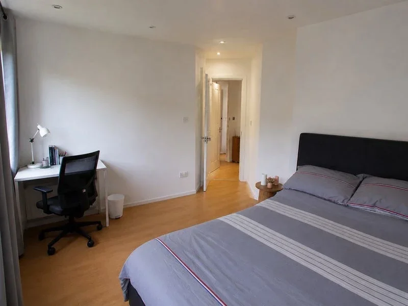 Room Ann Moss Way in Greater London
