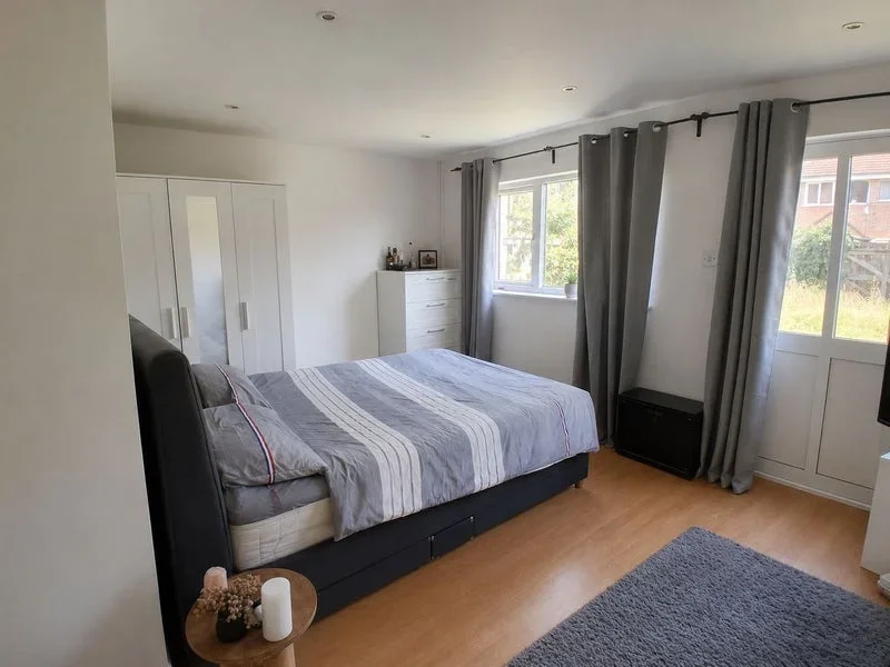 Room Ann Moss Way in Greater London