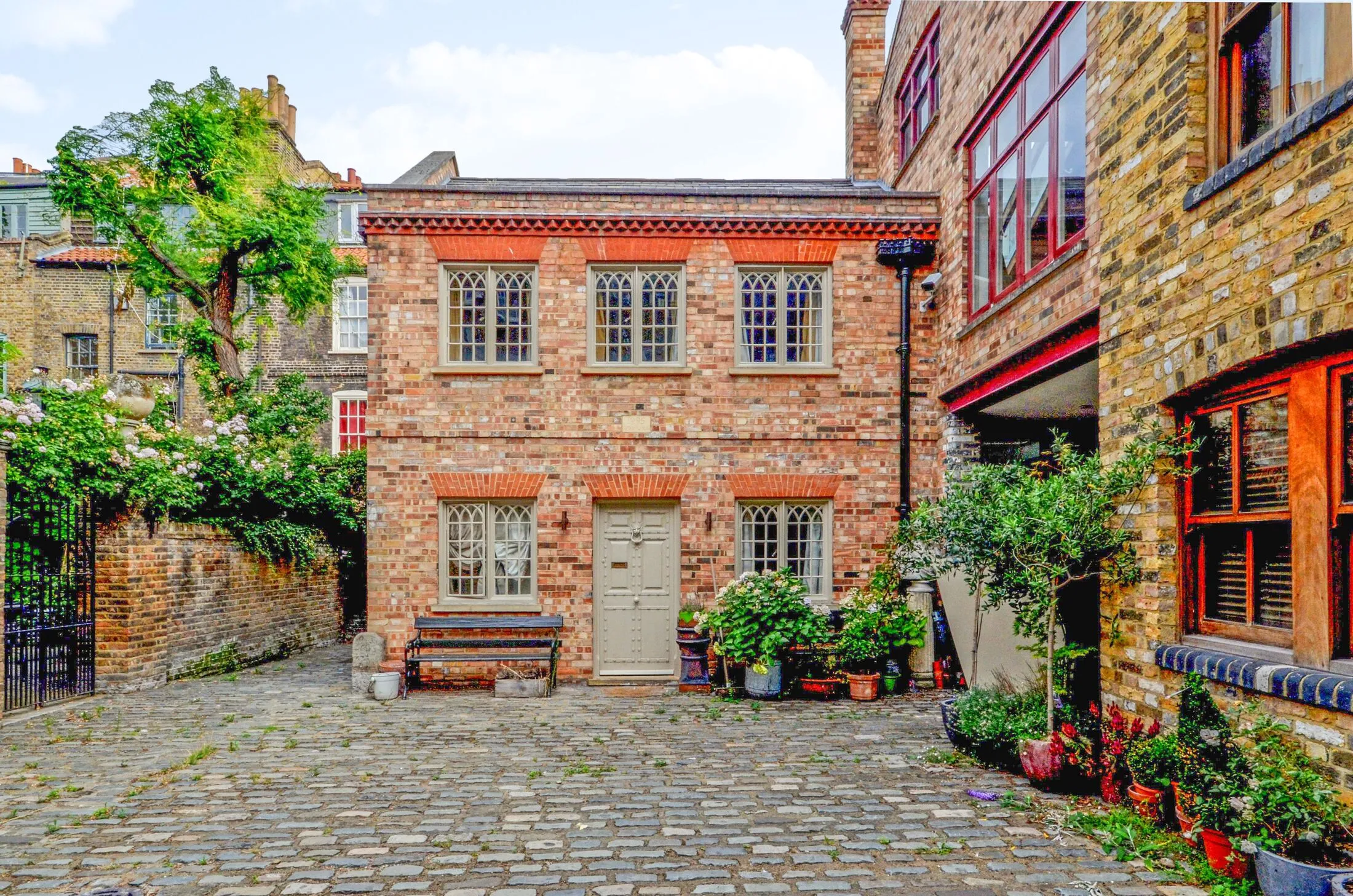 House Commercial Street in Greater London