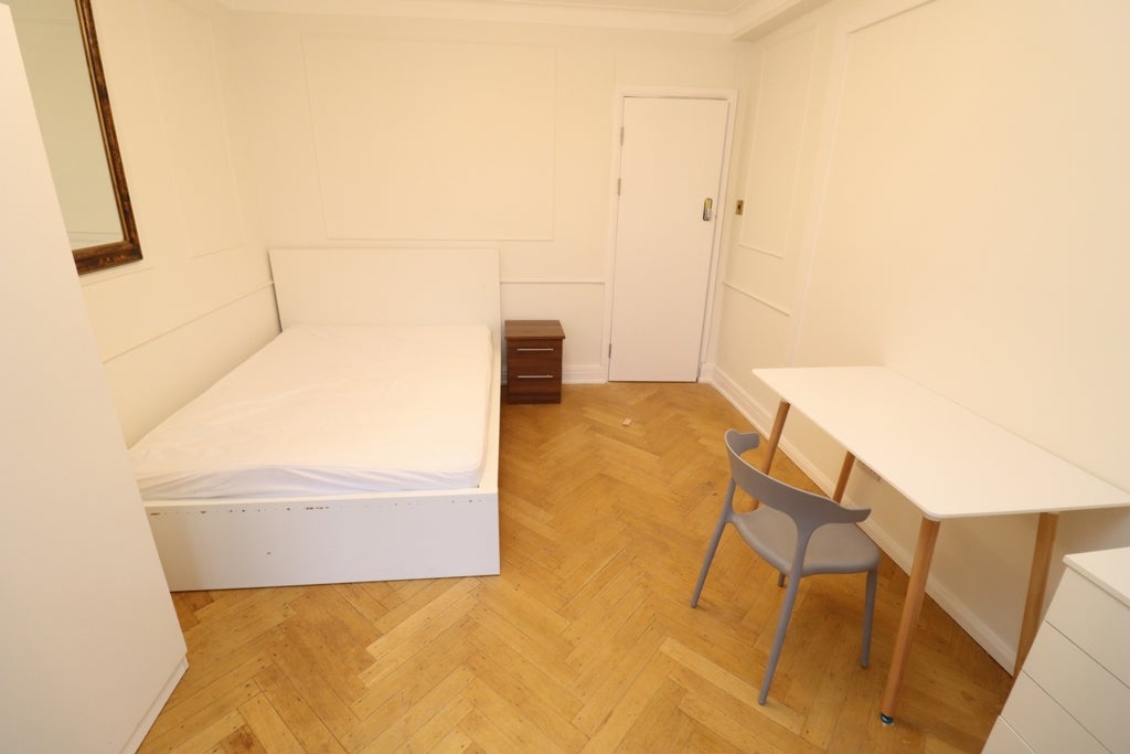 Room Globe Road in Greater London