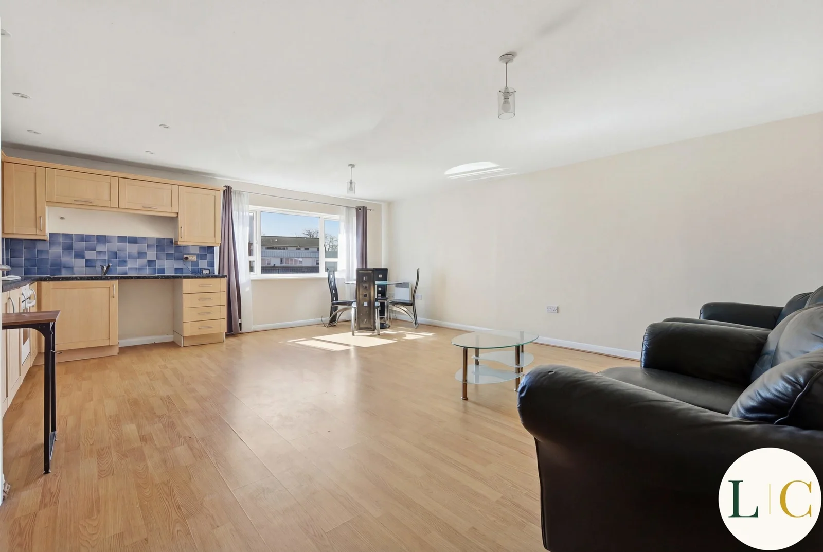Flat Manbrough Avenue in Greater London