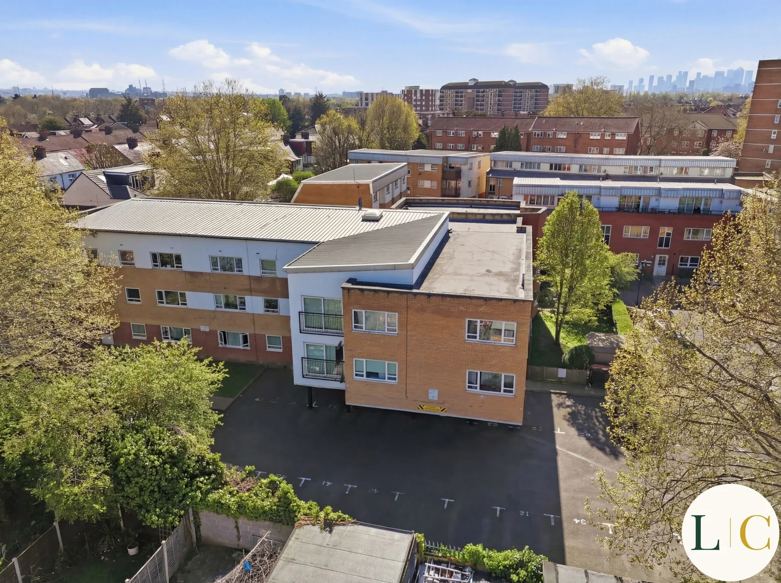 Flat Manbrough Avenue in Greater London