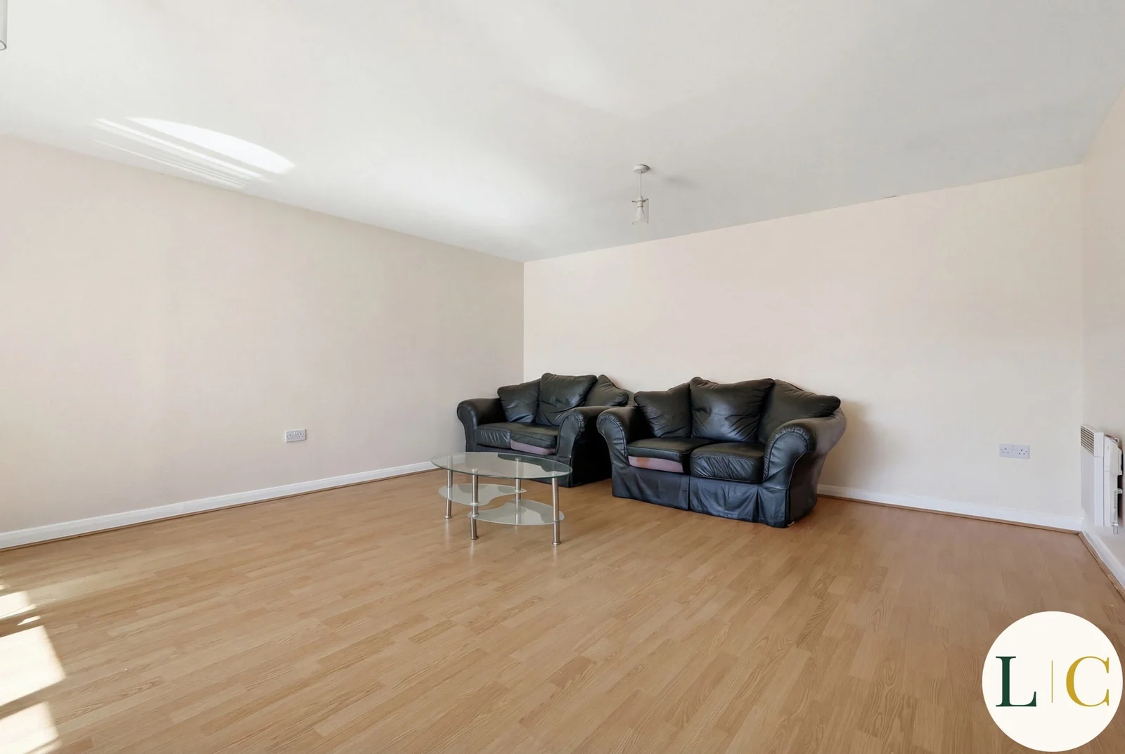 Flat Manbrough Avenue in Greater London