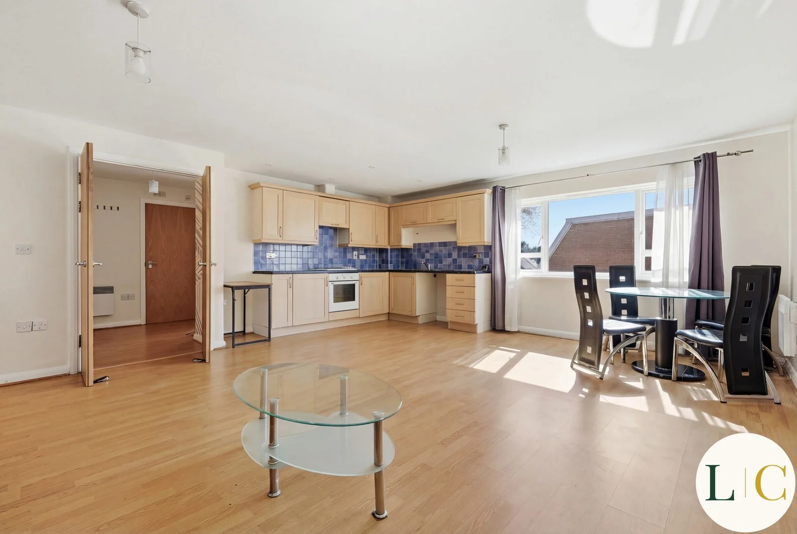 Flat Manbrough Avenue in Greater London
