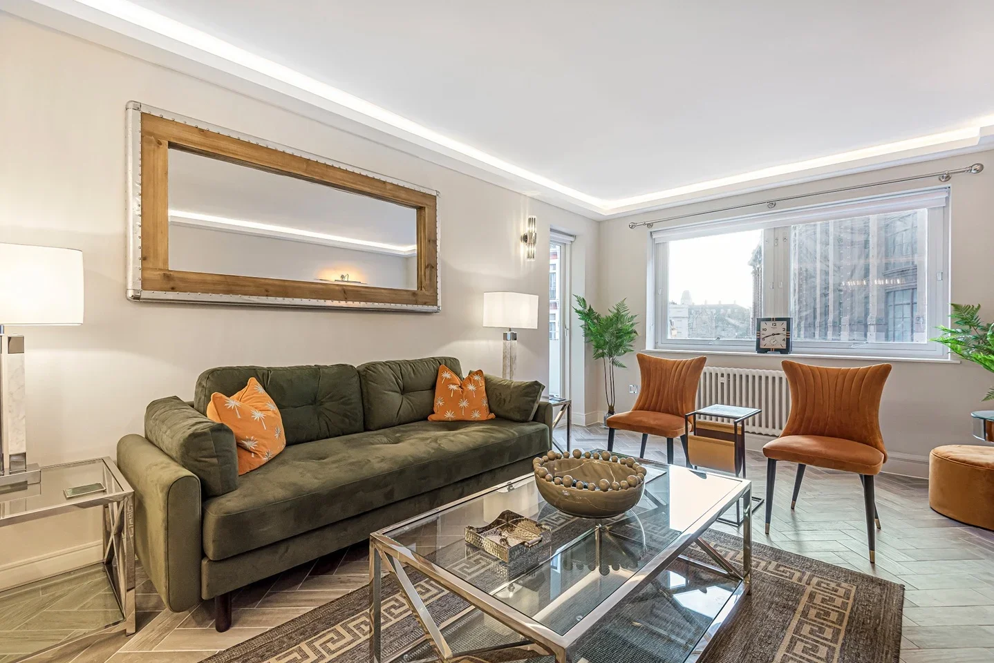 Flat Hans Crescent in Greater London