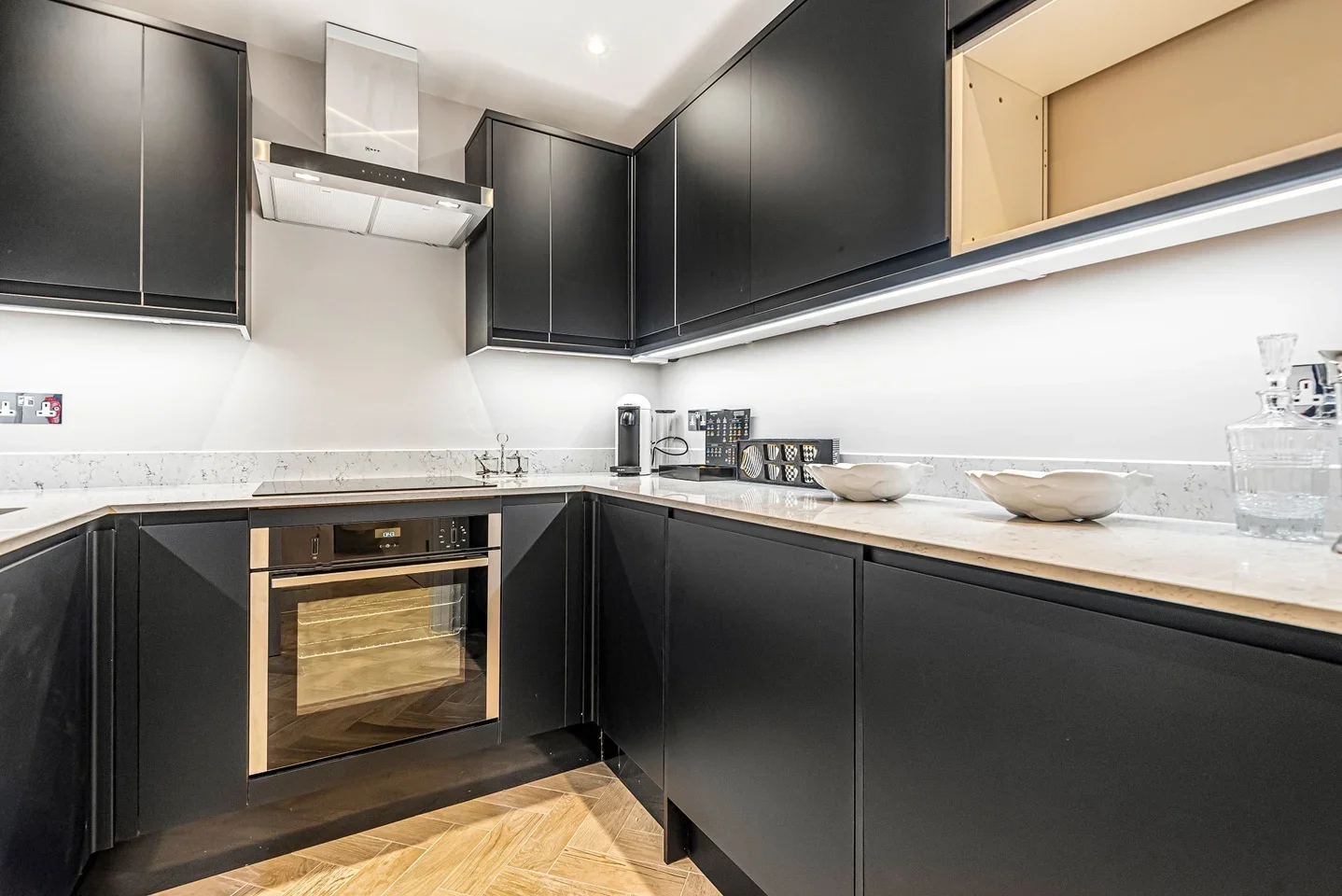 Flat Hans Crescent in Greater London