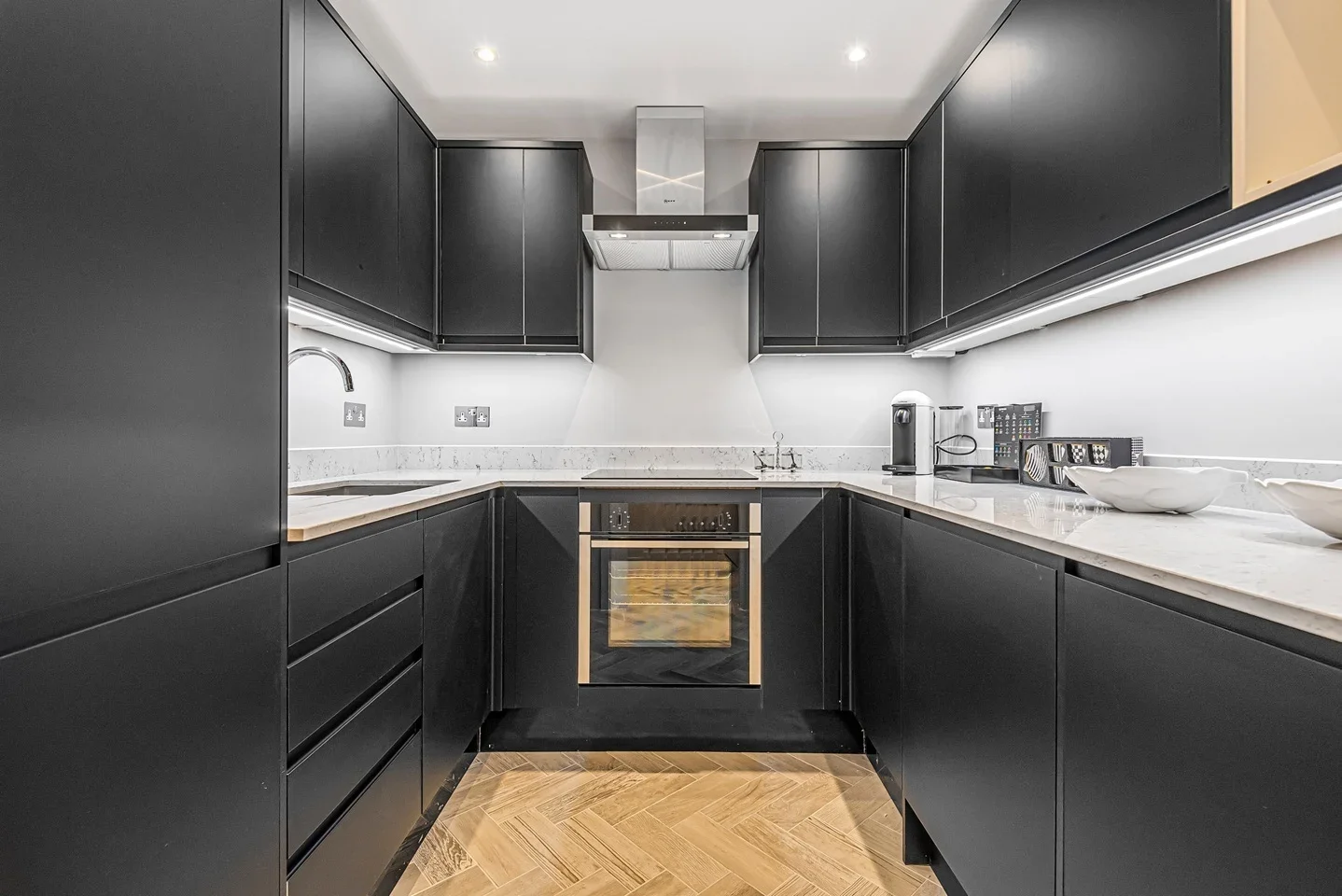 Flat Hans Crescent in Greater London