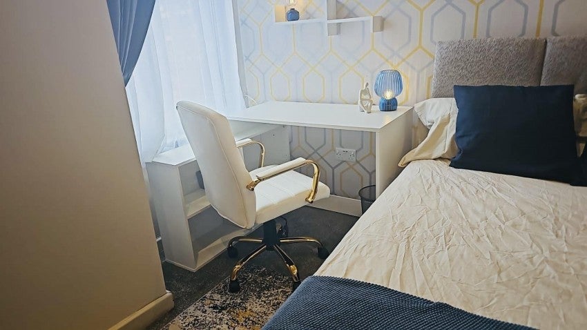 Room Ince Avenue in Liverpool