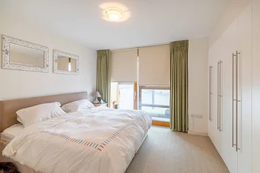 Flat Lombard Road in Greater London