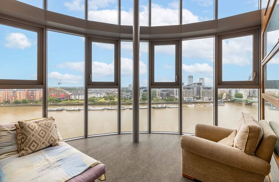 Flat Lombard Road in Greater London