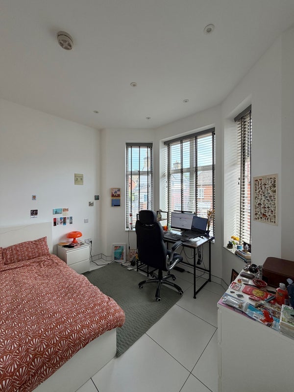 Room Farnan Road in Greater London