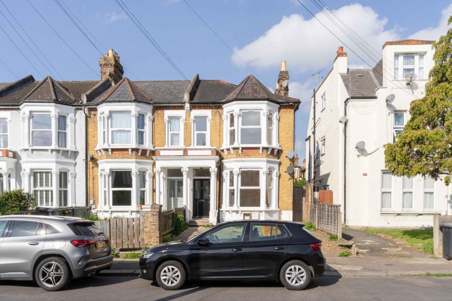 Flat Hurstbourne Road in Greater London