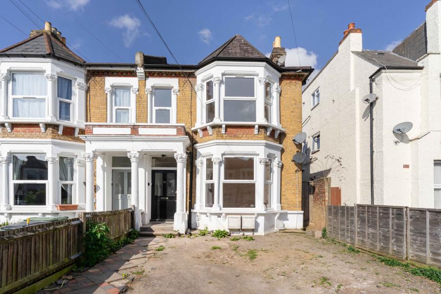 Flat Hurstbourne Road in Greater London