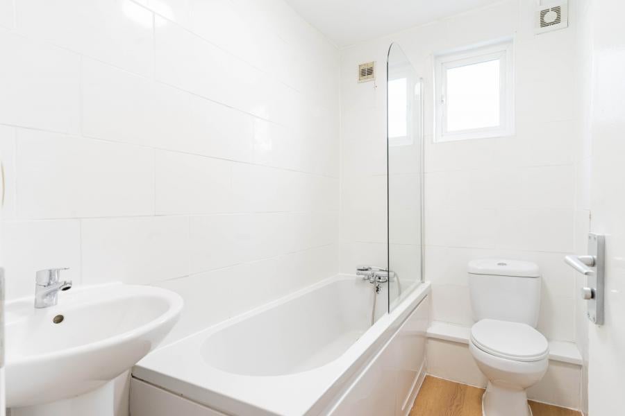 Flat Hurstbourne Road in Greater London