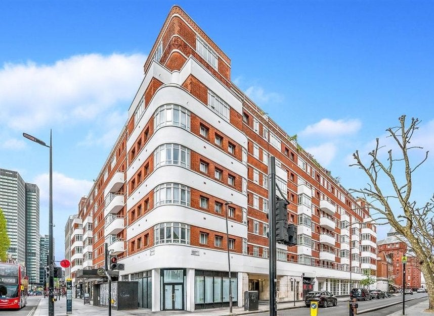 Flat Queen's Yard in Greater London