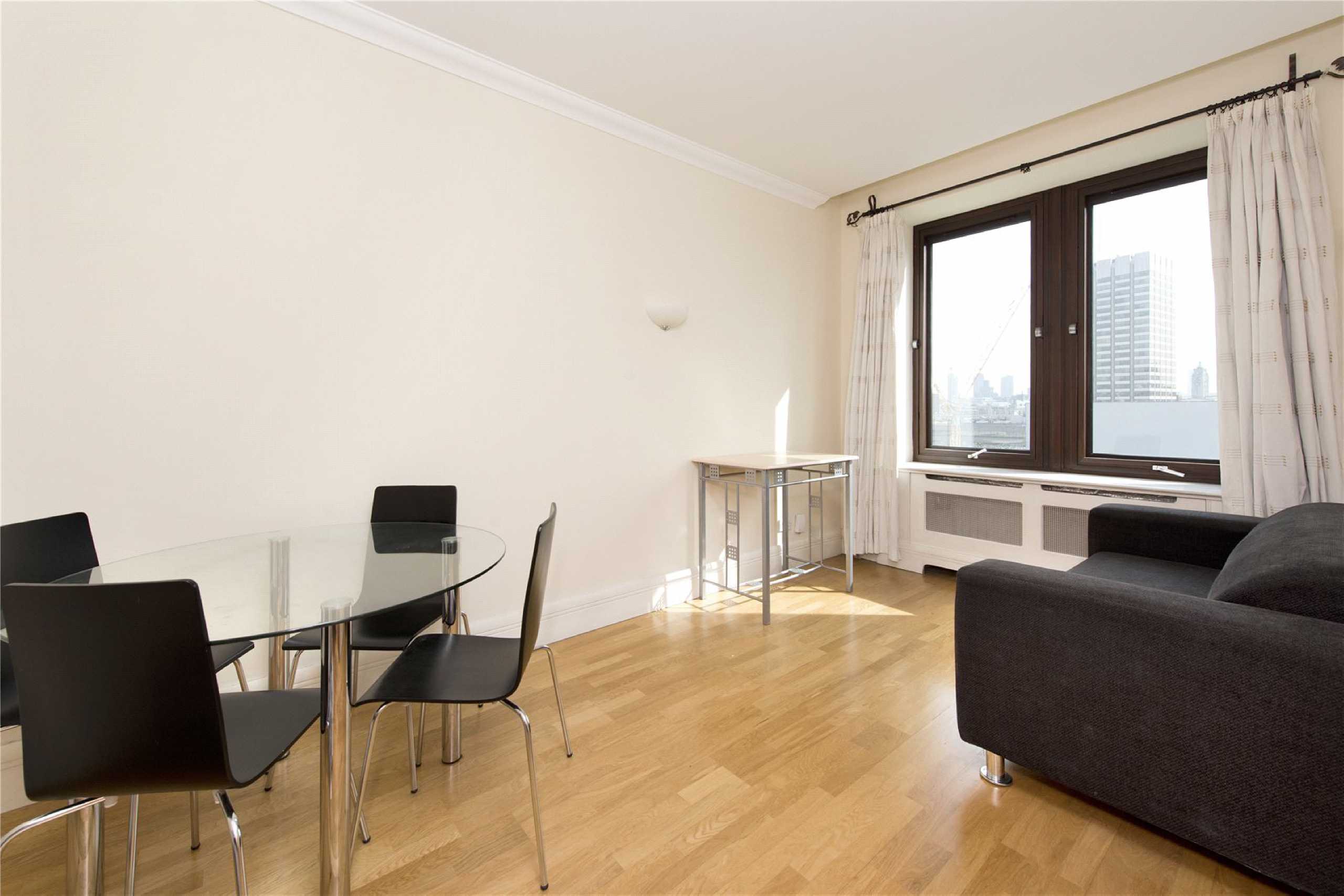 Flat Belvedere Road in Greater London