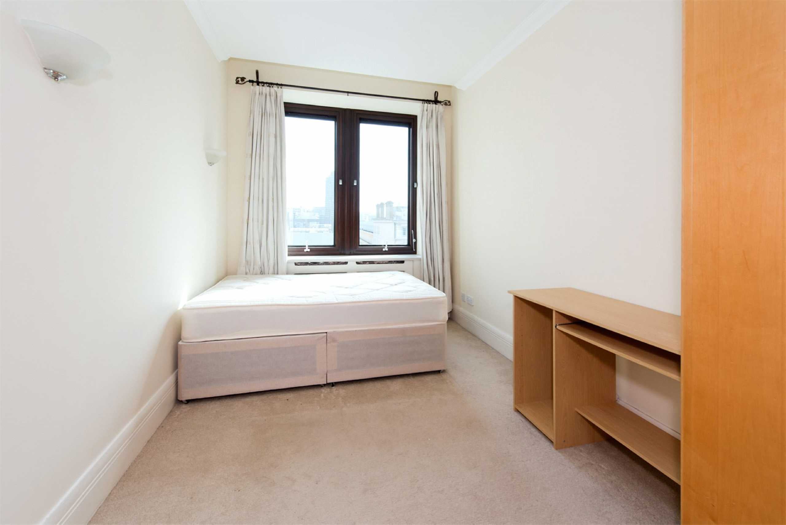 Flat Belvedere Road in Greater London