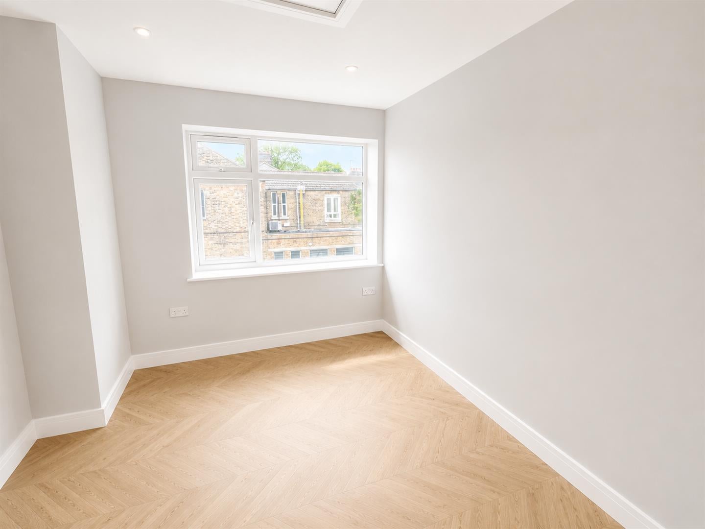 Flat Halons Road in Greater London