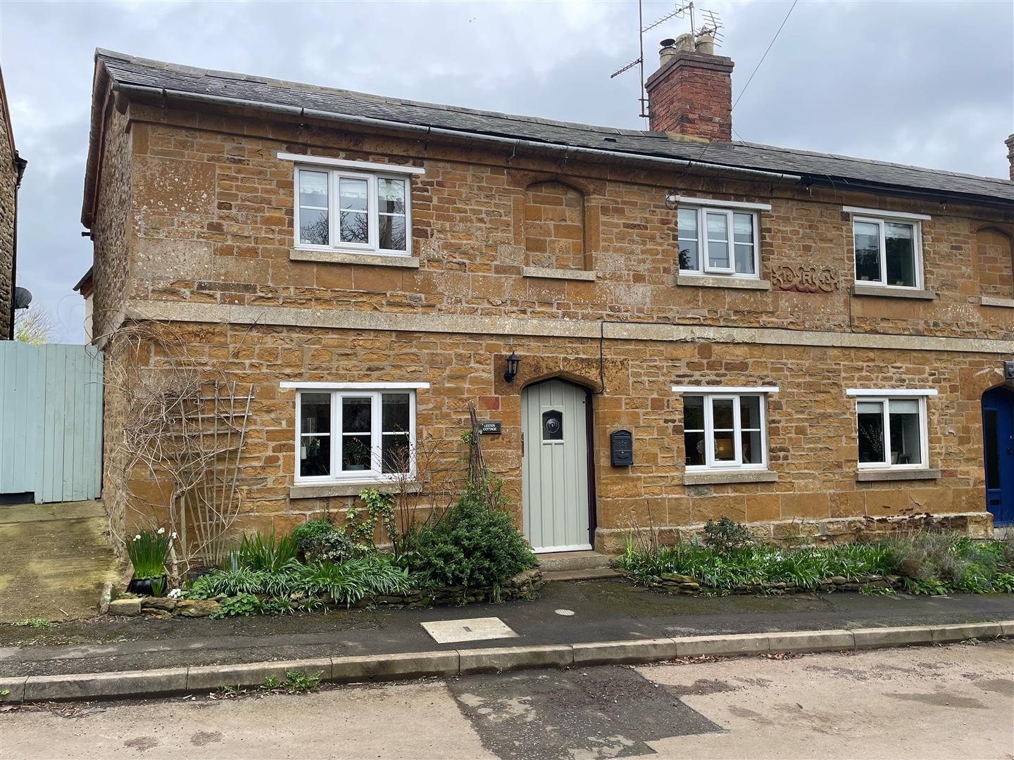 House Mounts Lane in Newnham