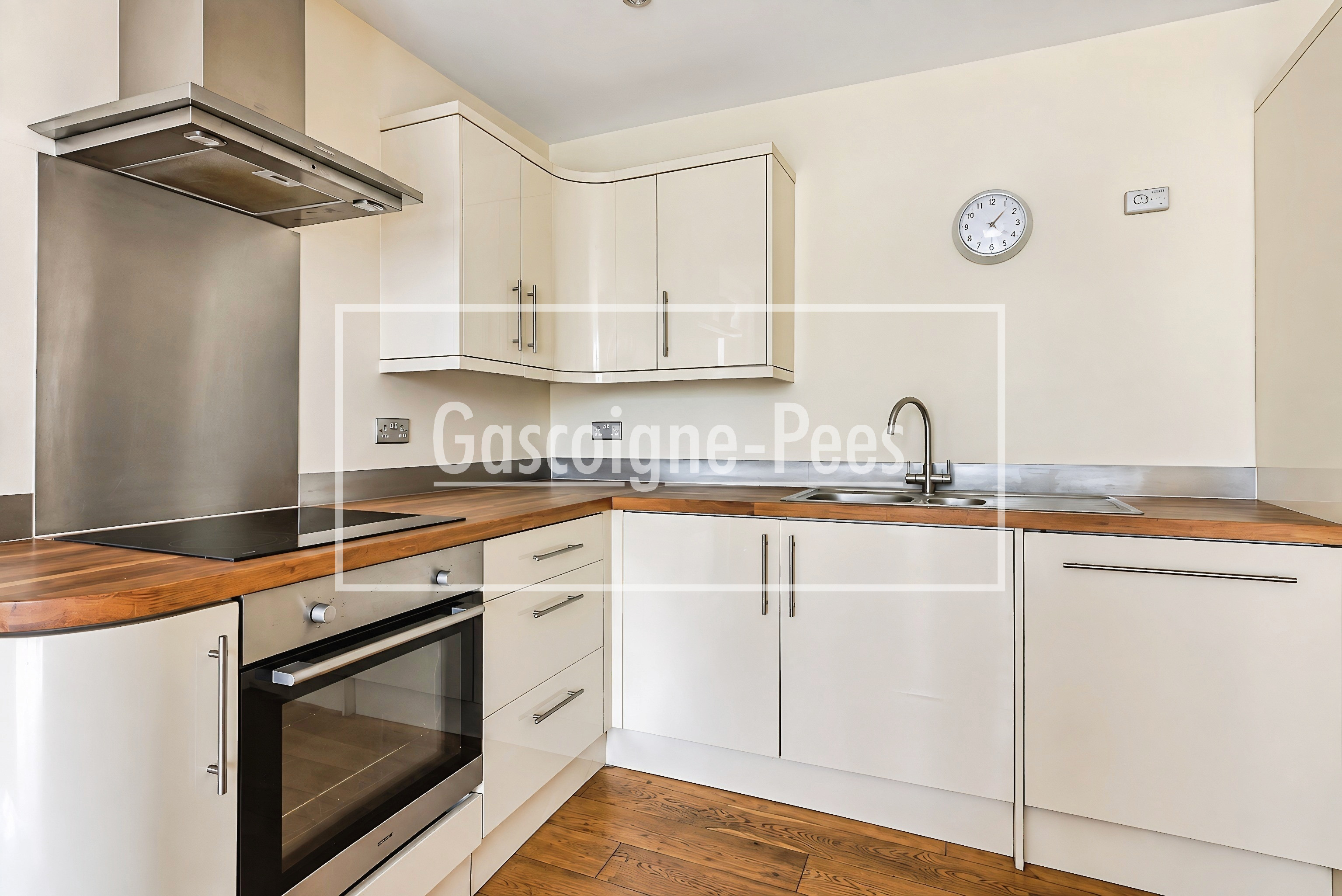 Flat Heswall Close in Greater London