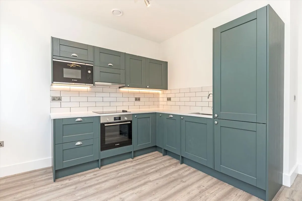 Flat Rosemont Road in Greater London